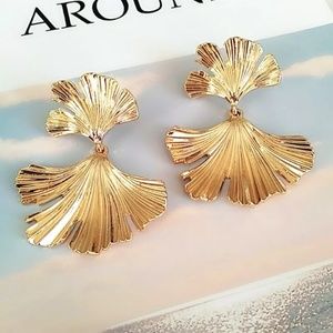 Gold earrings ginkgo.